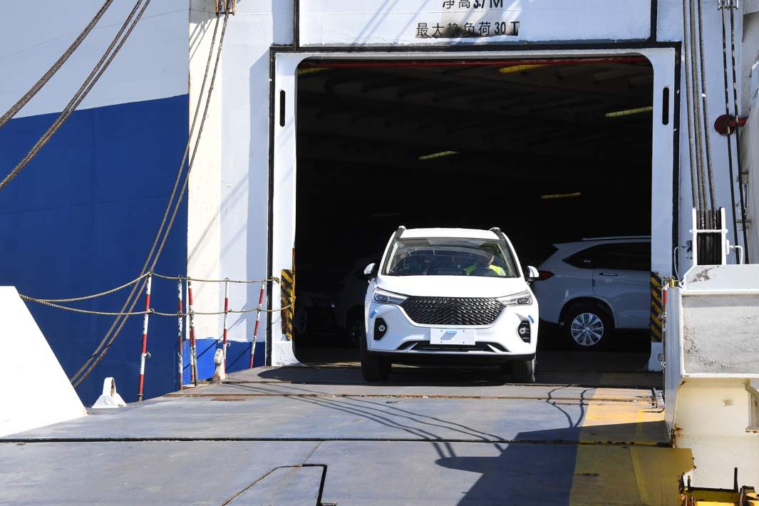 Автомобиль выезжает из корабля 