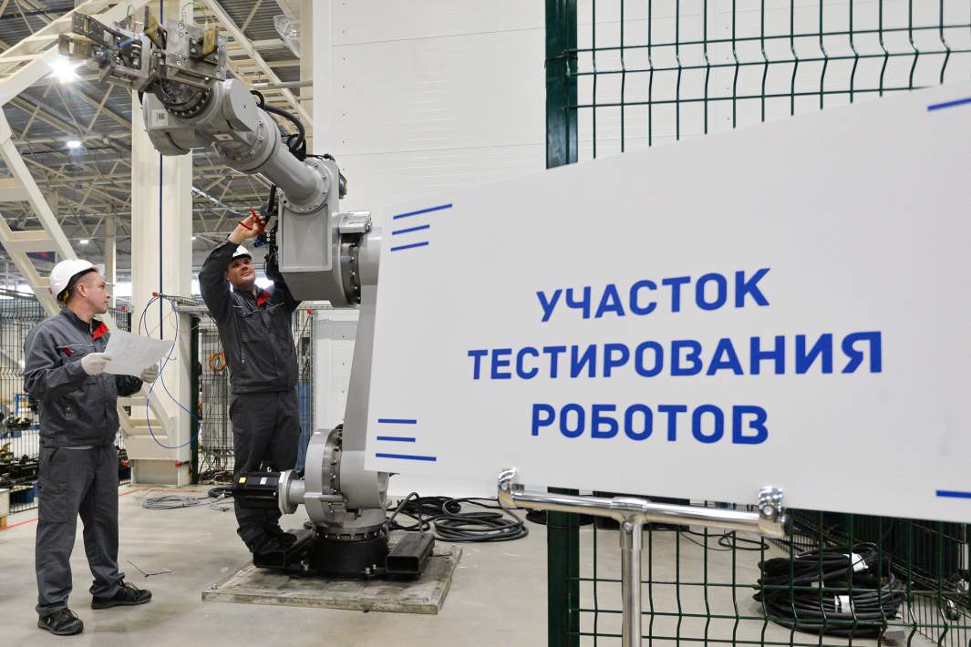 Сотрудники тестируют робот-манипулятор