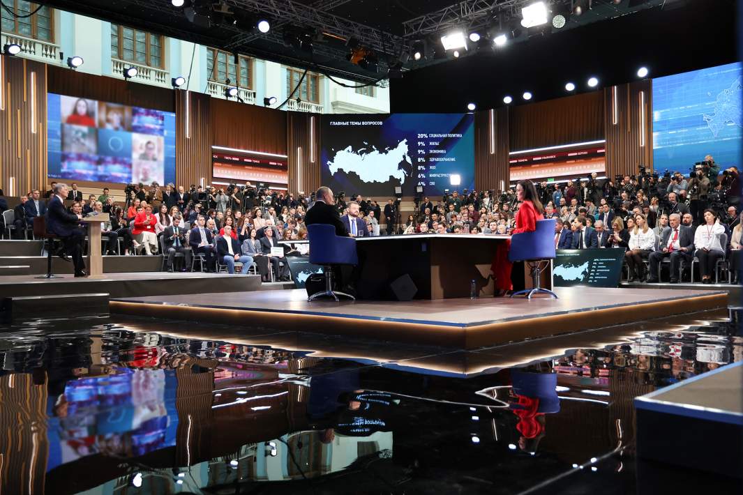 Президент РФ Владимир Путин проводит специальную программу «Итоги года с Владимиром Путиным» в Гостином дворе, 19 декабря 2024 года