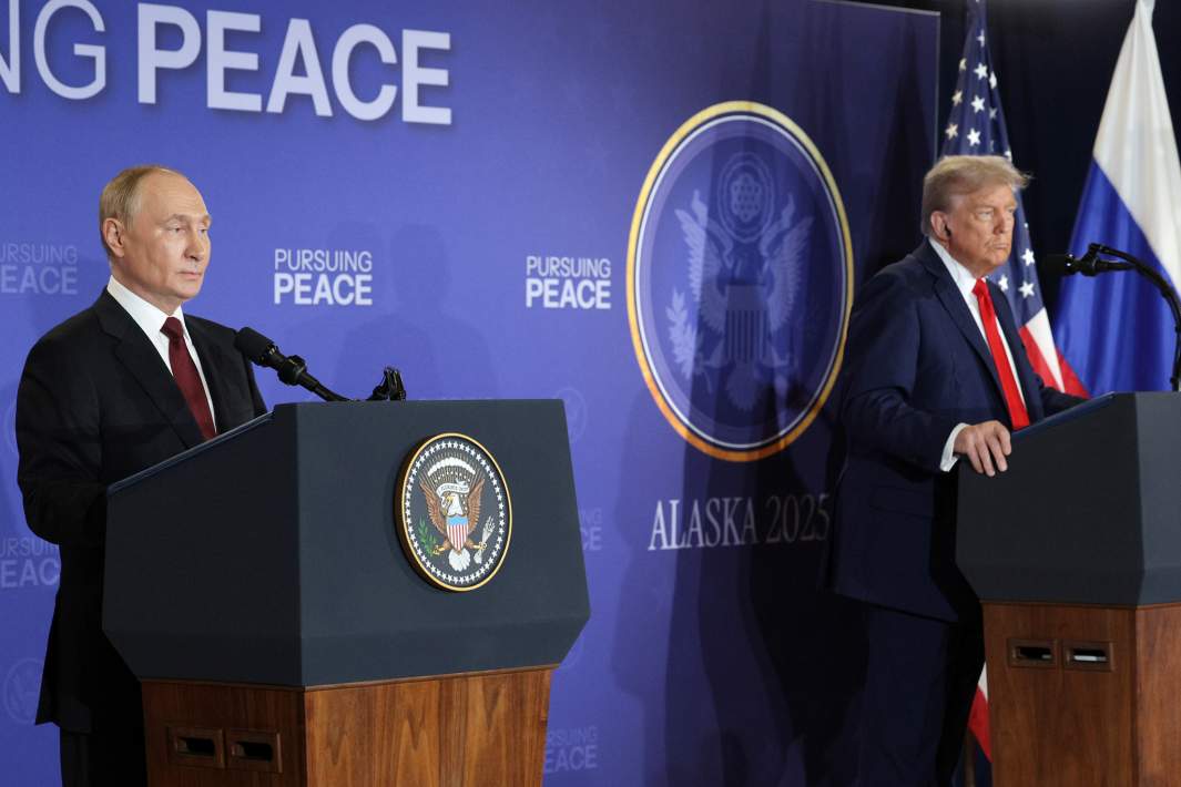 Президент РФ Владимир Путин и президент США Дональд Трамп (справа) на пресс-конференции по итогам переговоров на Аляске