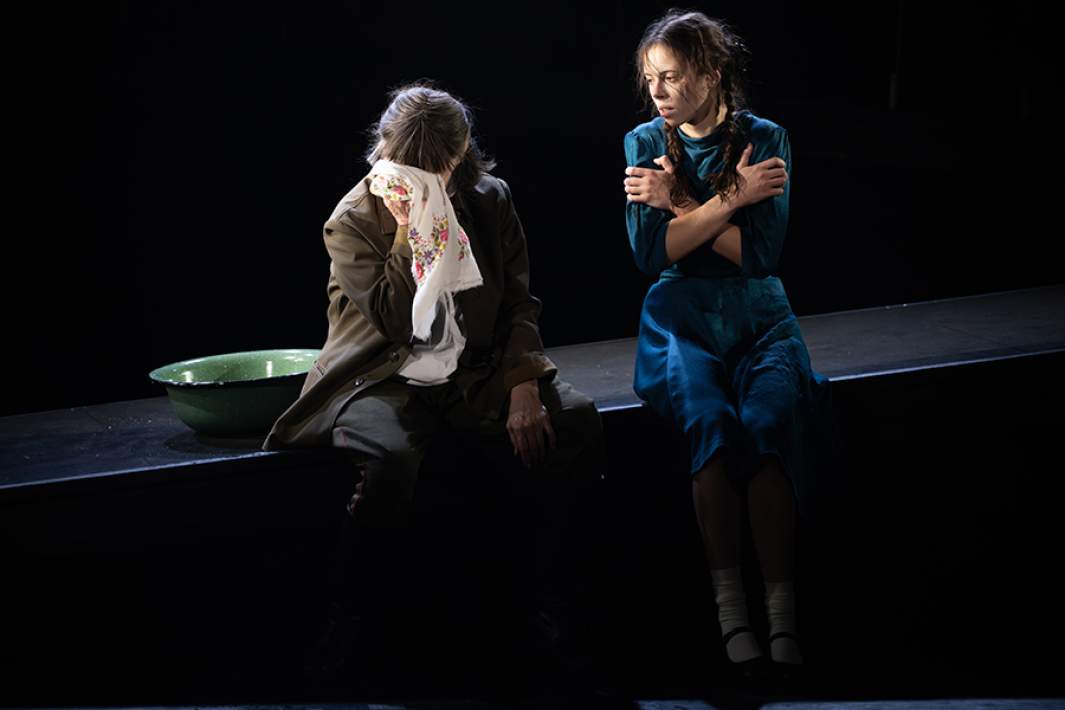 Ирина Калистратова в роли Зинаиды Васильевны и Анна Ляхова в роли Тани Николаевой в сцене из спектакля «Первая любовь последнего года» в театре им. Евгения Вахтангова