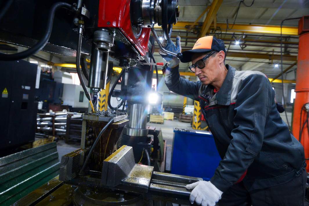 Сотрудник на линии производства на заводе