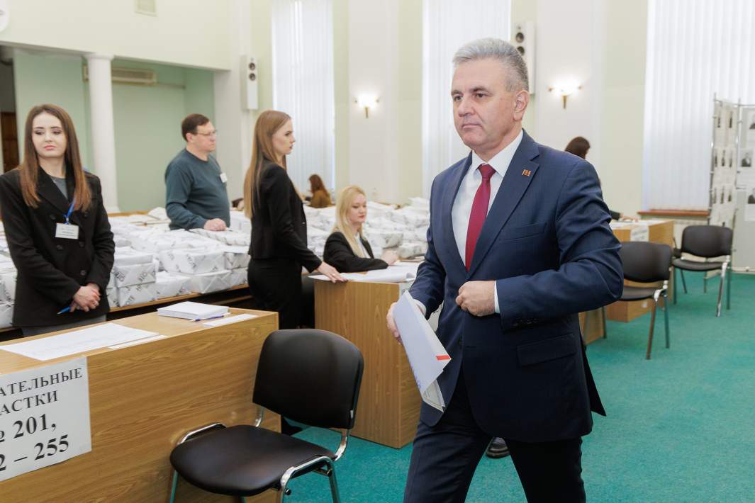 Президент Приднестровской Молдавской Республики Вадим Красносельский на избирательном участке во время досрочного голосования на выборах депутатов в Доме Советов в Тирасполе