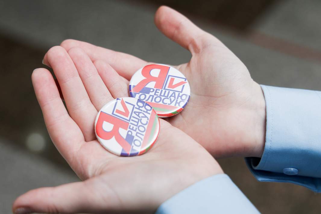 Агитационные значки во время парламентских выборов в Приднестровской Молдавской Республике в Тирасполе