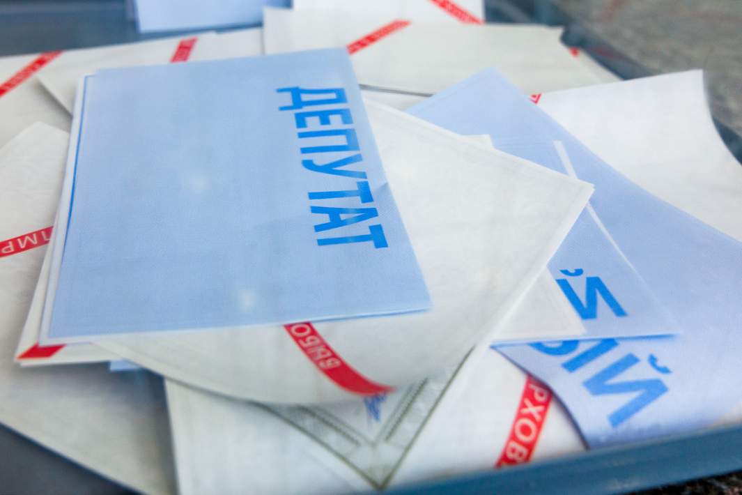 Бюллетени в избирательной урне во время парламентских выборов в Приднестровской Молдавской Республике на избирательном участке в Тирасполе