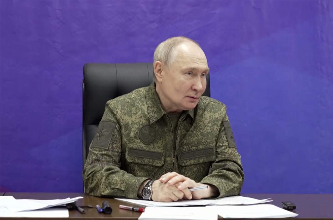 Президент РФ Владимир Путин во время посещения одного из пунктов управления Объединённой группировки войск