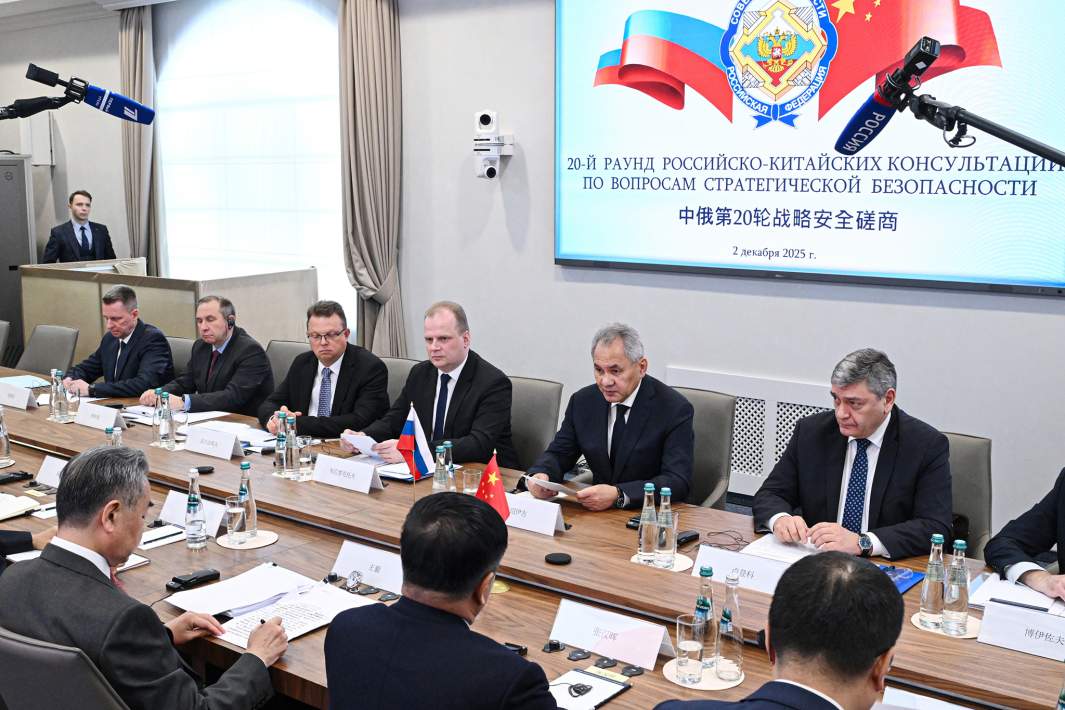 Сергей Шойгу и Ван И