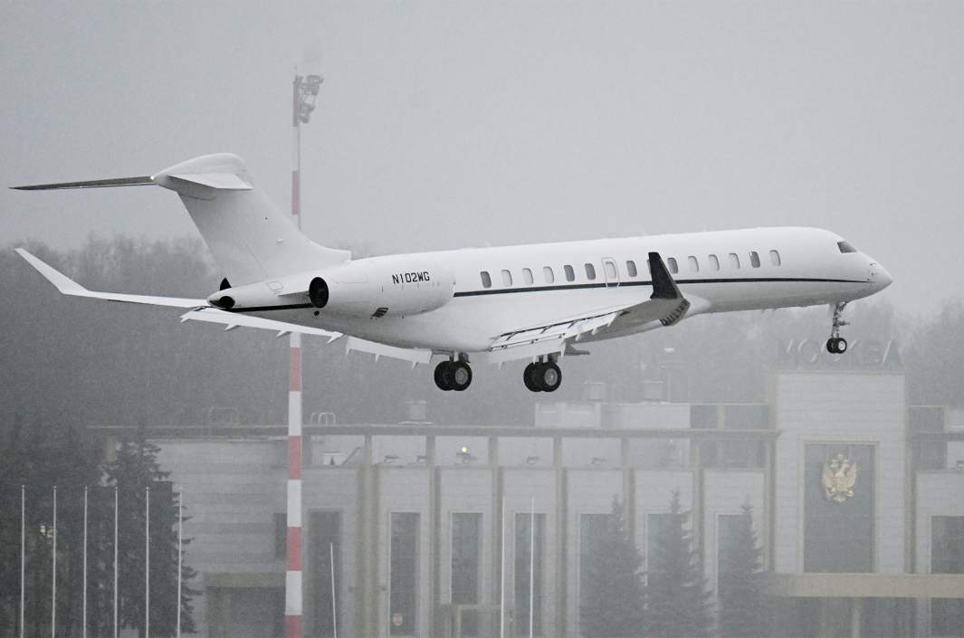 Самолет делегации США садится в аэропорту «Внуково-2» в Москве