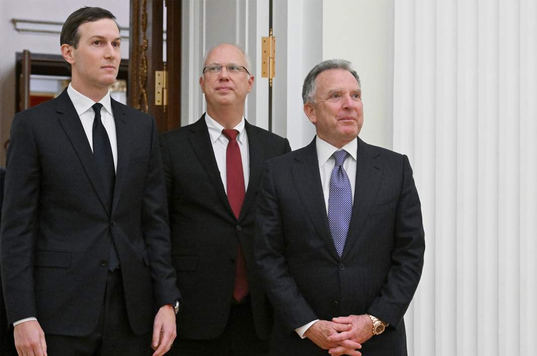 Джаред Кушнер, генеральный директор Российского фонда прямых инвестиций (РФПИ), cпециальный представитель президента РФ по инвестиционно-экономическому сотрудничеству с зарубежными странами Кирилл Дмитриев и спецпосланник президента США Стивен Уиткофф перед началом встречи с президентом РФ Владимиром Путиным