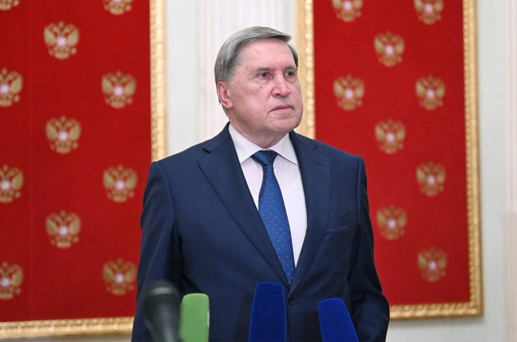 Помощник президента РФ Юрий Ушаков отвечает на вопросы журналистов во время пресс-подхода после встречи президента РФ Владимира Путина и спецпосланника президента США Стивена Уиткоффа