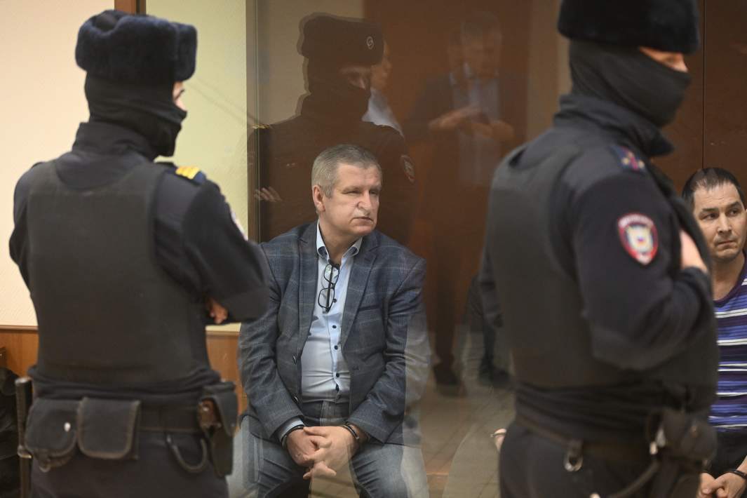 Финансовый директор ООО «Торэкс» Владислав Кармашков (в центре) во время оглашения приговора экс-губернатору Хабаровского края Сергею Фургалу по уголовному делу о хищении свыше 2 млрд рублей у МСП-банка в зале Бабушкинского суда