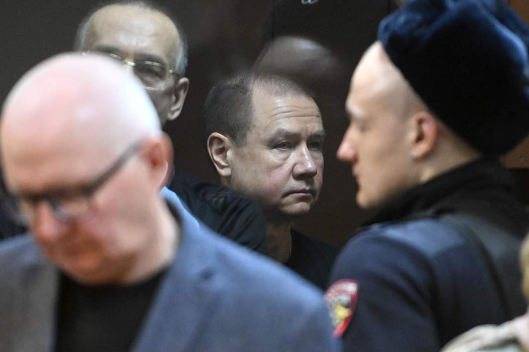 Бывший юрист подконтрольных Фургалу предприятий группы «Торэкс» Николай Шухов (в центре) во время оглашения приговора экс-губернатору Хабаровского края Сергею Фургалу по уголовному делу о хищении свыше 2 млрд рублей у МСП-банка в Бабушкинском суде