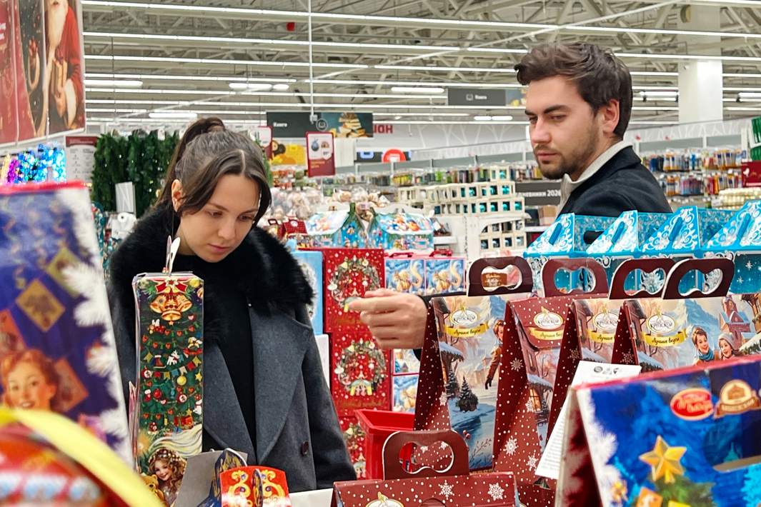 Покупатели выбирают подарки в торговом центре