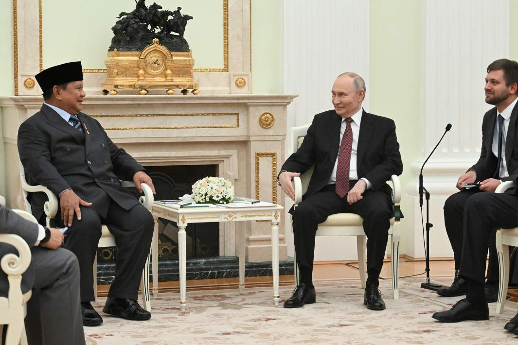Президент РФ Владимир Путин и президент Индонезии Прабово Субианто во время встречи в Кремле