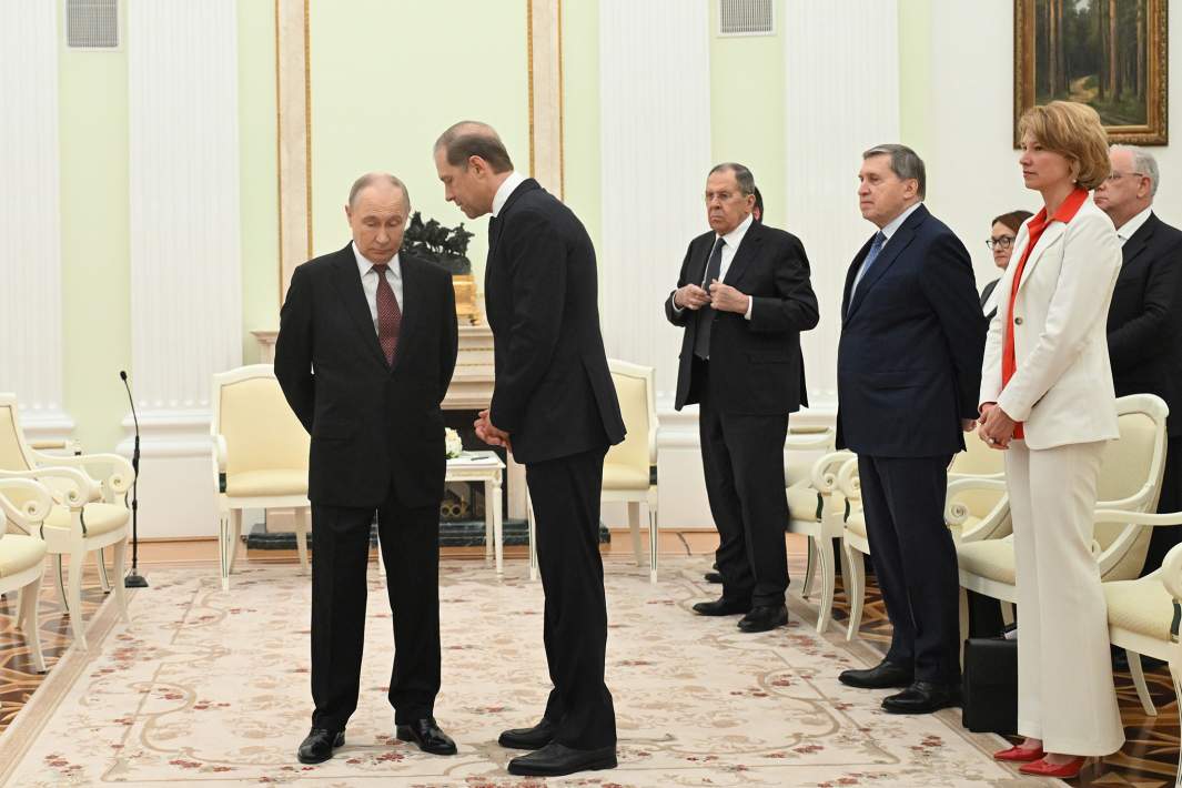 Президент РФ Владимир Путин и российские делегаты перед началом встречи в Кремле с президентом Индонезии Прабово Субианто. Справа налево: директор Федеральной службы по военно-техническому сотрудничеству Дмитрий Шугаев, министр сельского хозяйства РФ Оксана Лут, председатель Банка России Эльвира Набиуллина, помощник президента РФ Юрий Ушаков, министр иностранных дел РФ Сергей Лавров, первый заместитель председателя правительства РФ Денис Мантуров