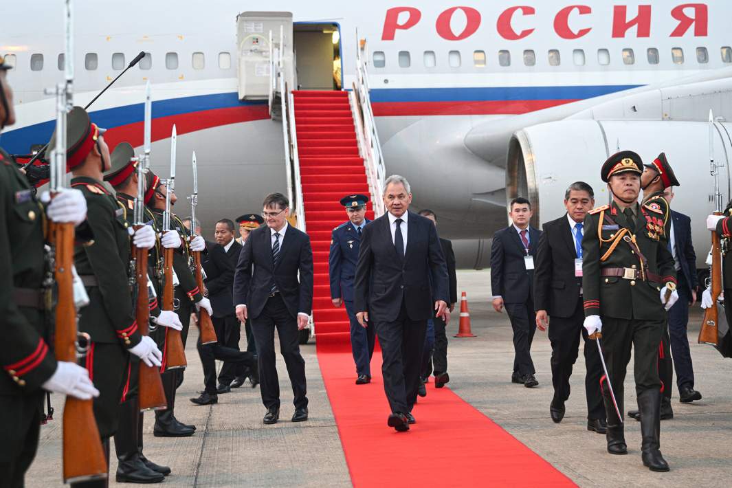 Секретарь Совета безопасности РФ Сергей Шойгу во время встречи в аэропорту Ваттай во Вьентьяне