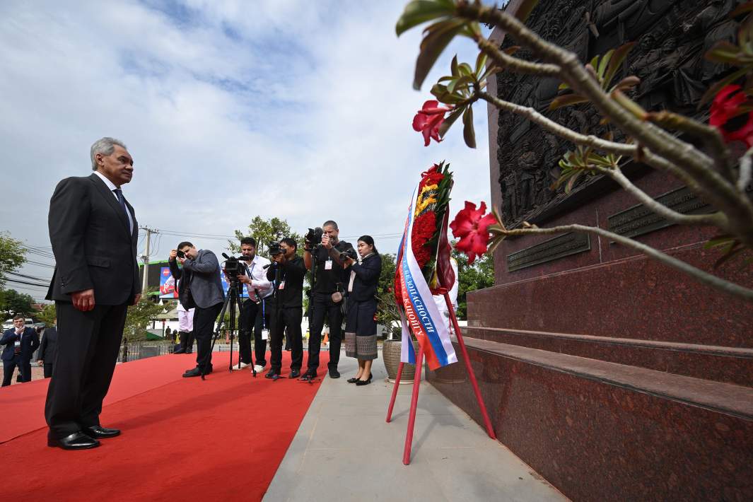 Секретарь Совета безопасности РФ Сергей Шойгу на церемонии возложения венка к памятнику советским летчикам во Вьентьяне