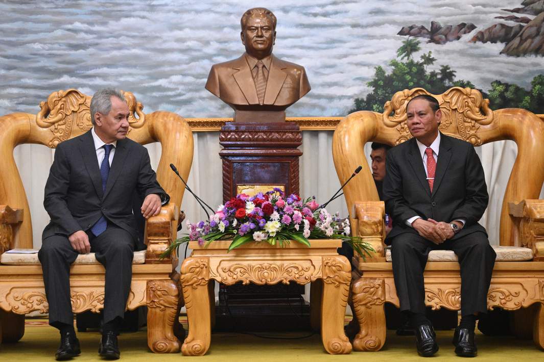 Секретарь Совета безопасности РФ Сергей Шойгу и заместитель премьер-министра, министр общественной безопасности Лаоса Вилай Лакхамфонг во время встречи во Вьентьяне