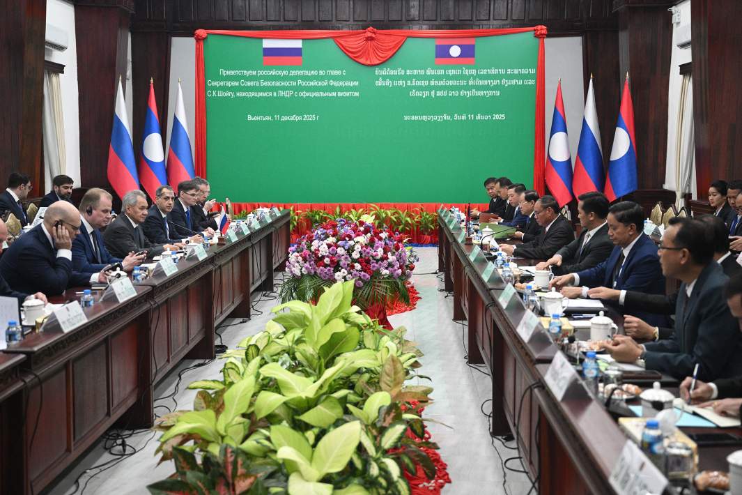 Секретарь Совета безопасности РФ Сергей Шойгу и заместитель премьер-министра, министр общественной безопасности Лаоса Вилай Лакхамфонг во время встречи во Вьентьяне