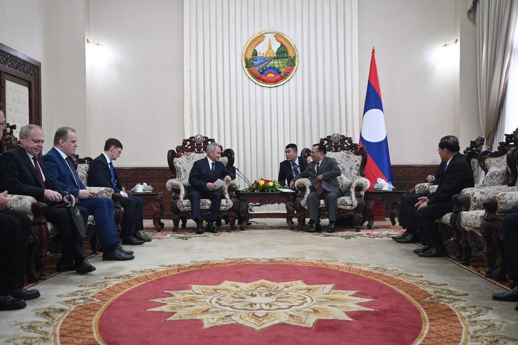 Секретарь Совета безопасности РФ Сергей Шойгу и заместитель премьер-министра Лаоса Тянсамон Тянналат во время встречи во Вьентьяне