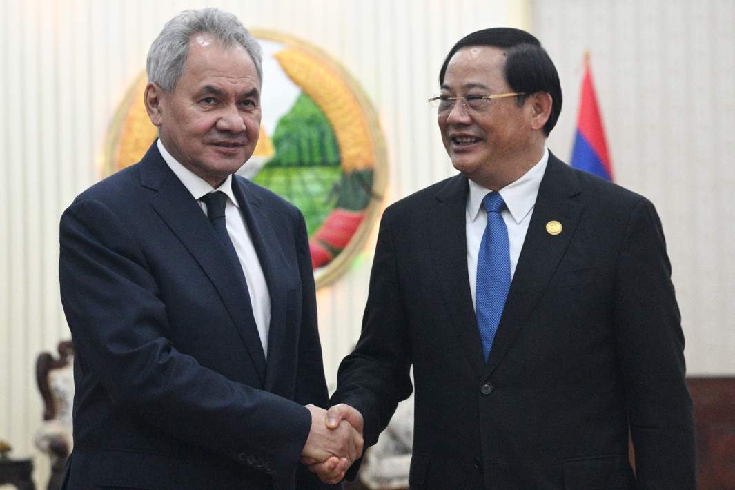 Секретарь Совета безопасности РФ Сергей Шойгу и премьер-министр Лаоса Сонесай Сипхандон во время встречи во Вьентьяне