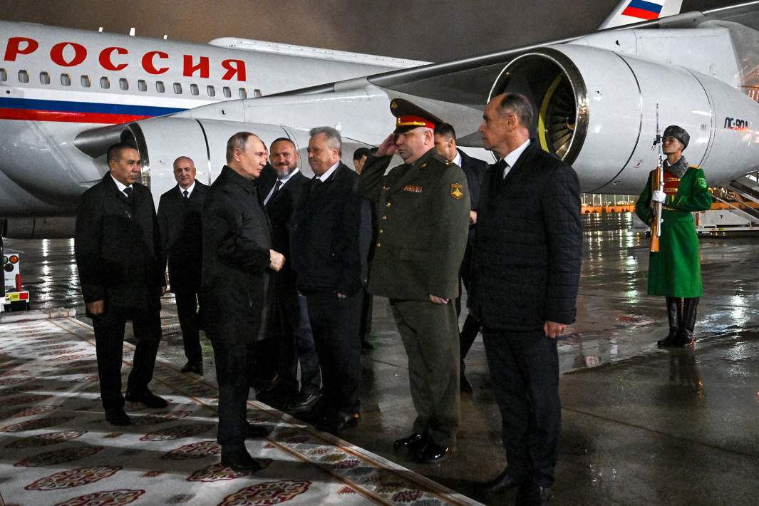 Президент РФ Владимир Путин прибыл в Международный аэропорт в Ашхабаде. Слева: заместитель председателя кабинета министров Туркменистана Ходжамырат Гельдимырадов