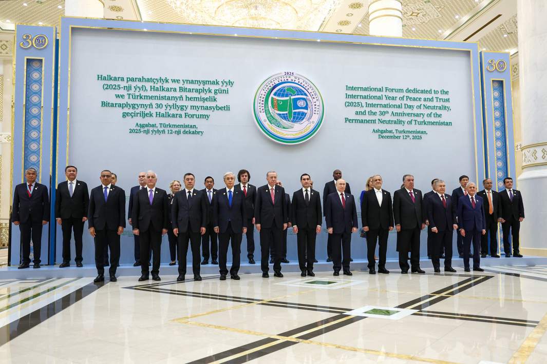 Президент РФ Владимир Путин на церемонии фотографирования глав делегаций — участниц Международного форума в конгресс-центре Туркменистана в Ашхабаде