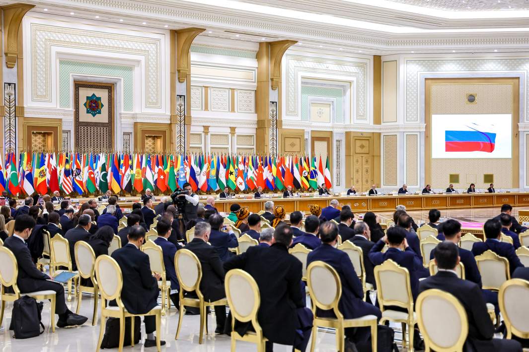 Пленарное заседание международного форума на тему «Мир и доверие: единство целей в интересах устойчивого будущего» в конгресс-центре Туркменистана в Ашхабаде