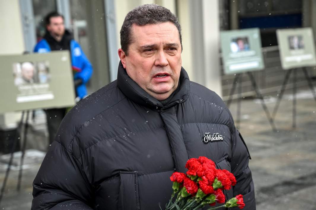 Председатель Союза журналистов России Владимир Соловьев у здания МИА «Россия сегодня» на церемонии возложения цветов к памятной доске погибшему при выполнении профессионального долга фотожурналисту Андрею Стенину