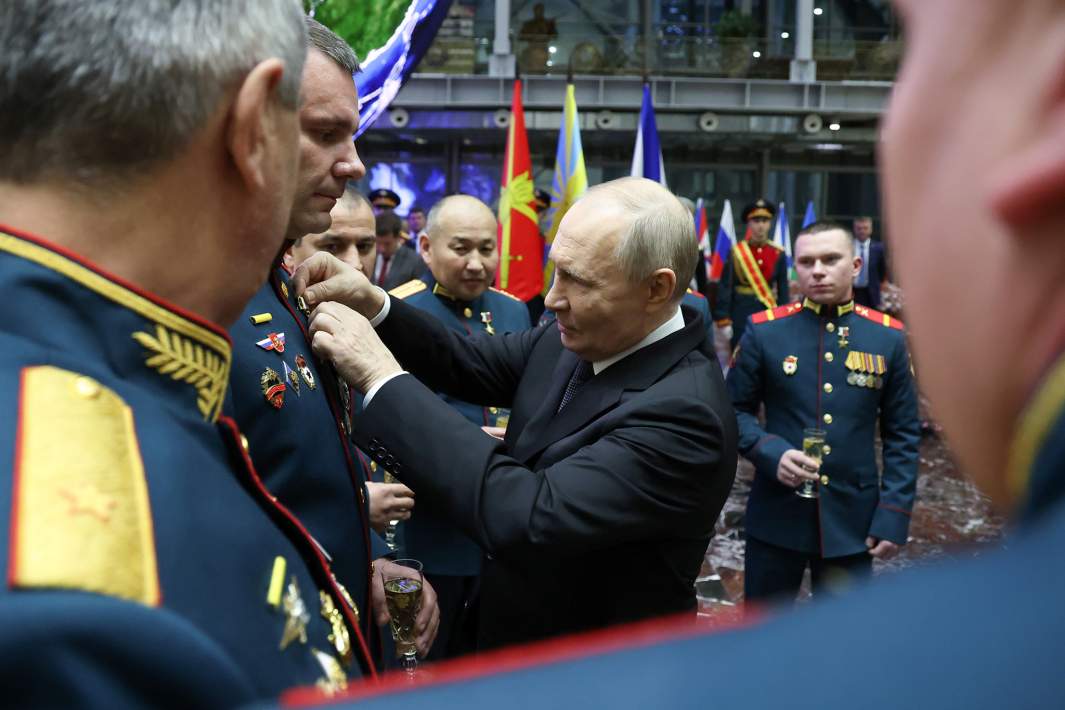 Президент РФ Владимир Путин на церемонии вручения медали "Золотая Звезда" Героя России участникам спецоперации, освободившим город Северск.