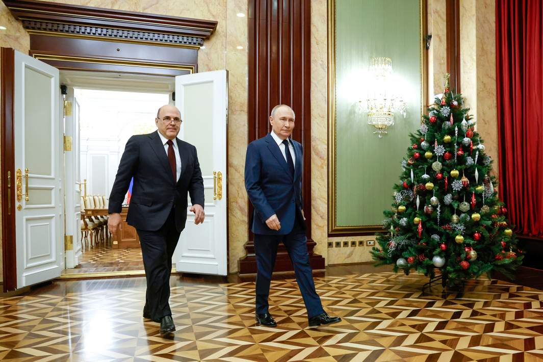 Президент РФ Владимир Путин перед встречей с членами правительства РФ, посвященной итогам работы кабинета министров в 2025 году. Слева: председатель правительства РФ Михаил Мишустин