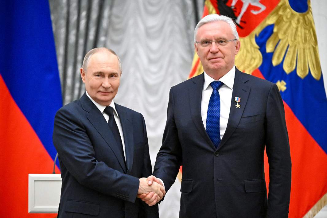 Президент РФ Владимир Путин в Кремле на церемонии вручения государственных наград. Справа: генеральный директор публичного акционерного общества «КАМАЗ» Сергей Когогин, получивший звание Героя труда РФ
