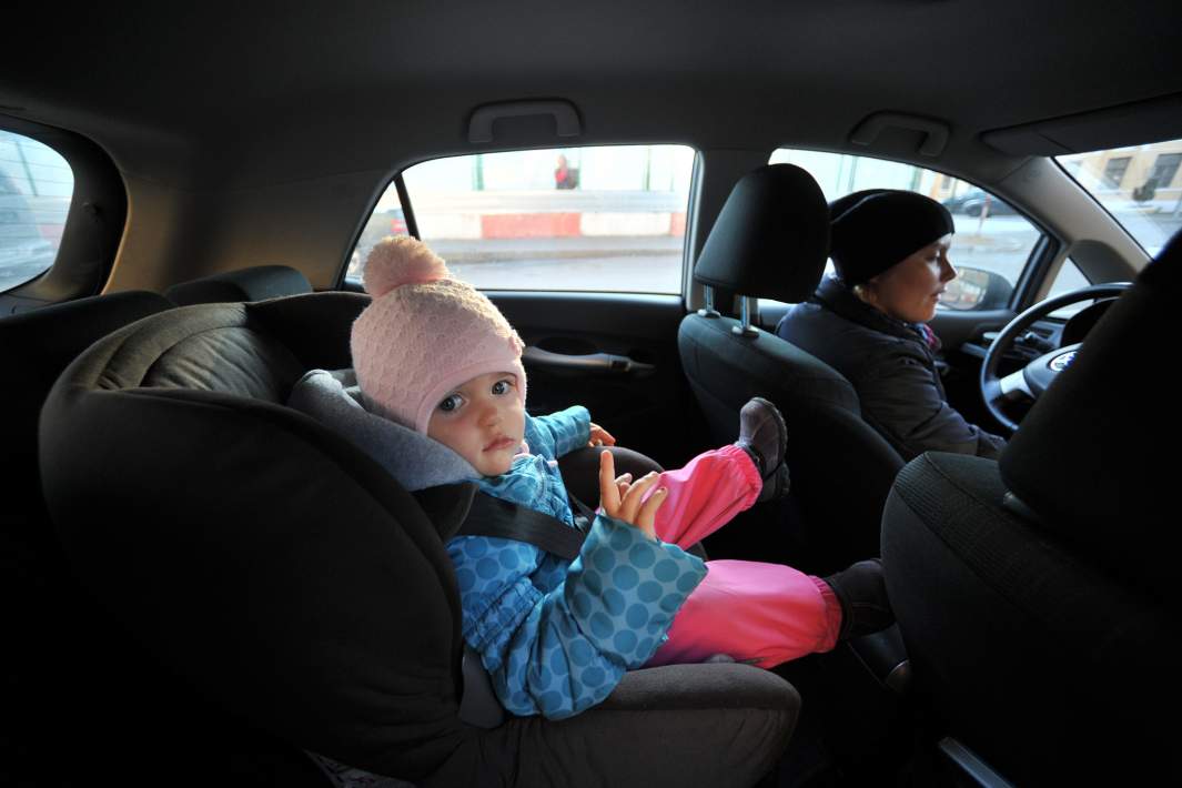 Ребенок в детском автомобильном кресле