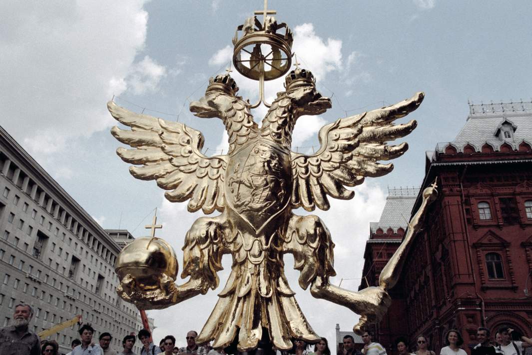 Установка двуглавых орлов на башни Государственного исторического музея. 1997 год