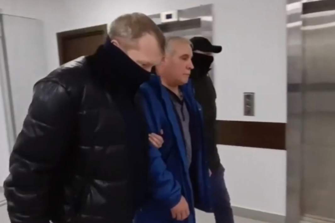 Сотрудники СК с задержанным 