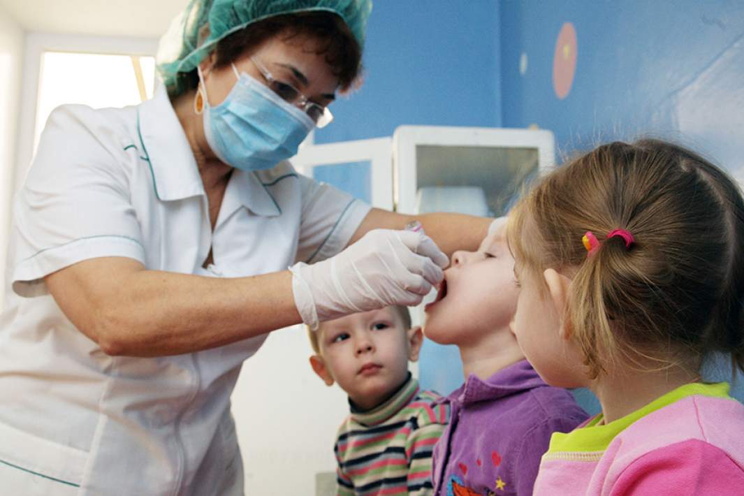 Вакцинация детей против полиомиелита в детском саду