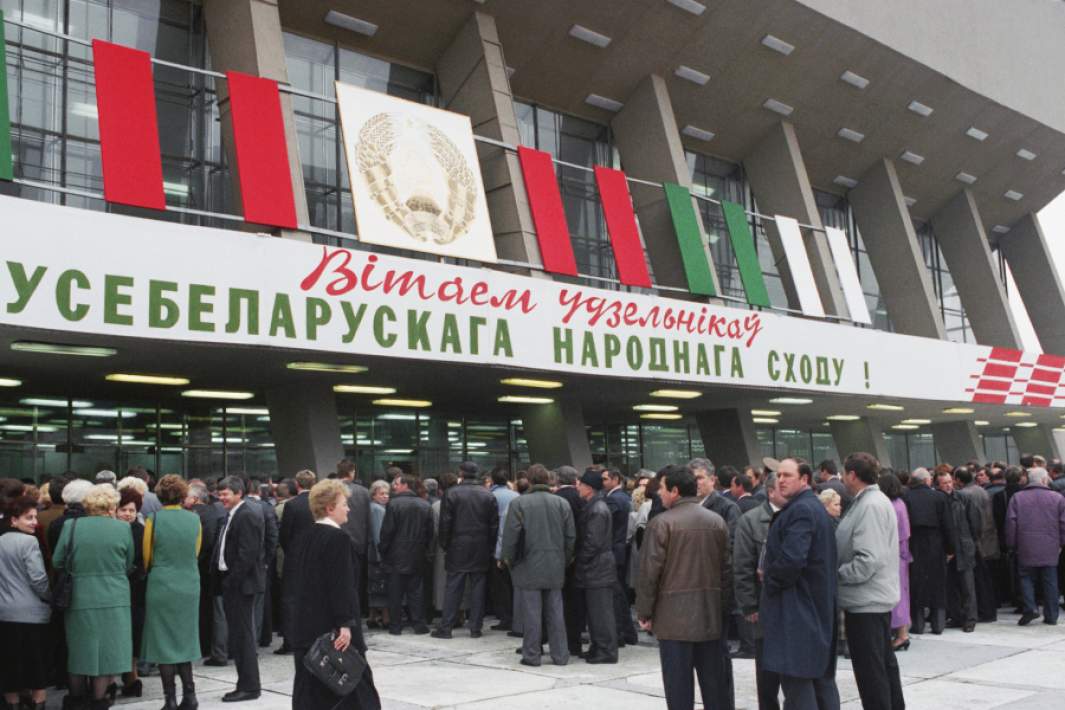 Граждане Белоруссии у Дворца спорта во время Народного собрания, 19 октября 1996 года