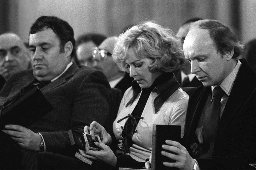 Кинорежиссёр Эльдар Рязанов, актриса Барбара Брыльска, артист Андрей Мягков в день вручения Государственной премии СССР за фильм «Ирония судьбы, или с легким паром!»