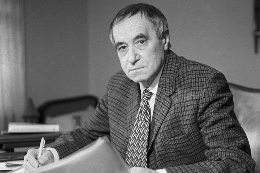 Писатель Валентин Катаев за работой