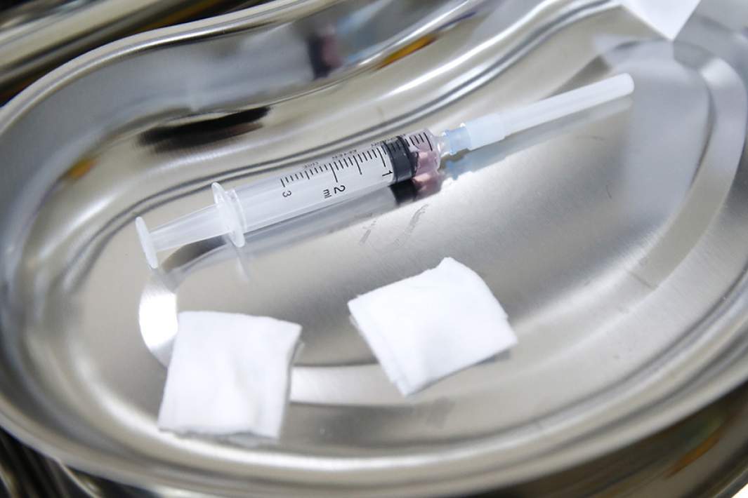 Шприц с вакциной паротитно-коревой культуральной живой в детской поликлинике