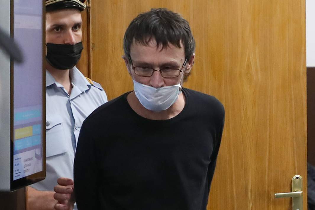 Инспектор службы безопасности аэропорта Менделеево в Южно-Курильске Марат Кадыров, сообщник экс-губернатора Хабаровского края Сергея Фургала, в Басманном суде после рассмотрения ходатайства о продлении ареста. 2020 год