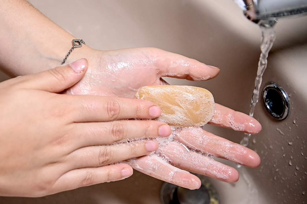 Женщина моет руки с мылом