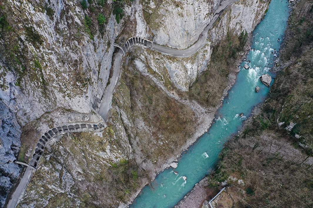 Вид на реку Мзымту и старую автодорогу по маршруту Адлер - Красная Поляна в районе ущелья Ахцу
