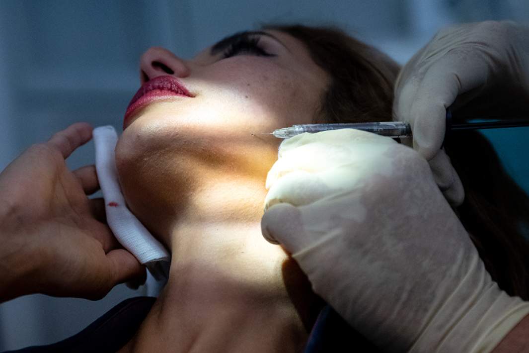 Женщина на приеме у косметолога