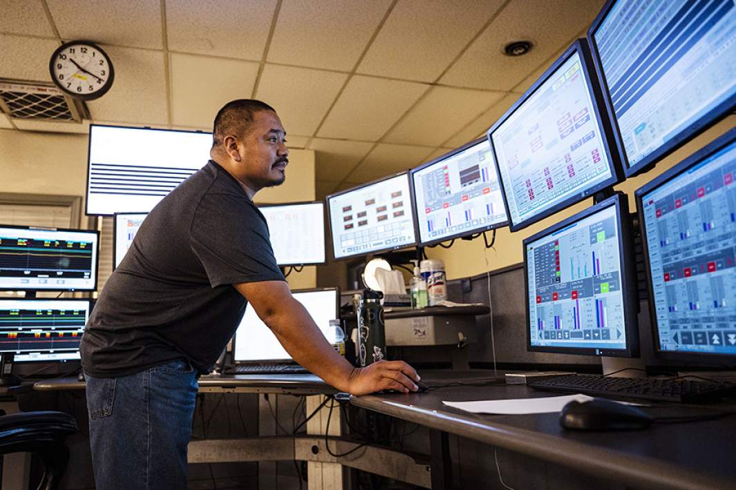 Сотрудник электростанции в США 