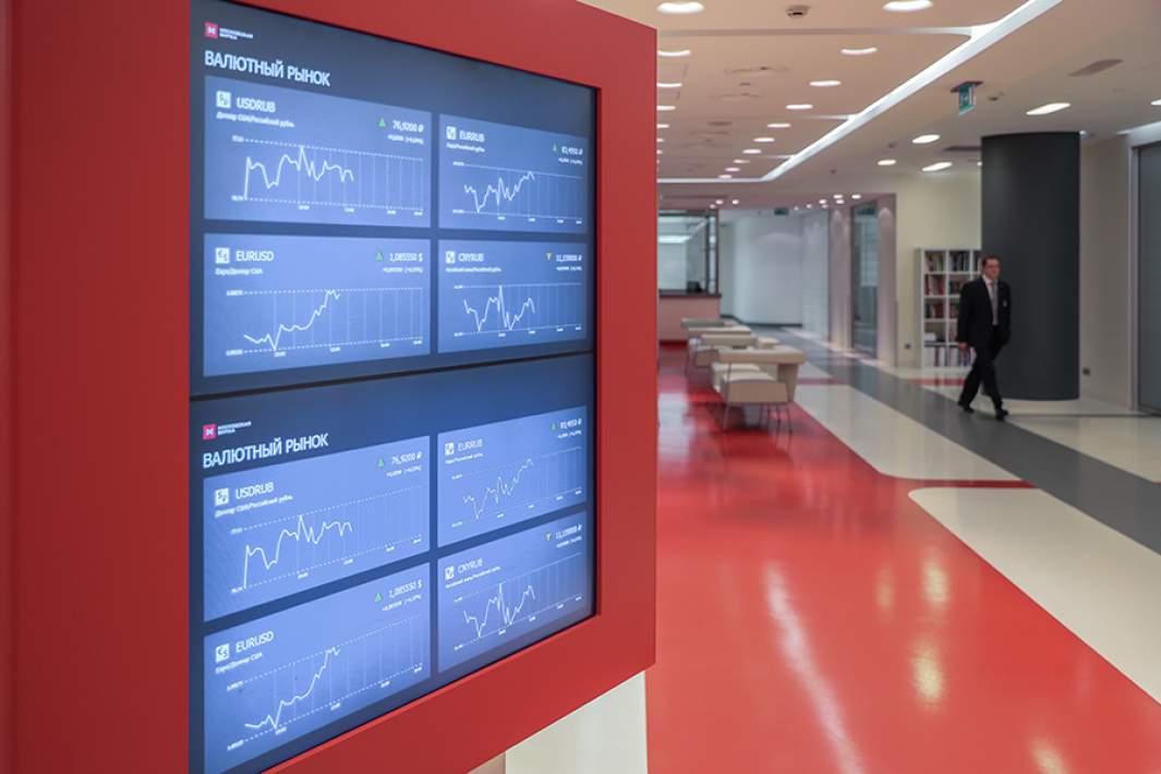 Табло с графиками торгов Московской биржи