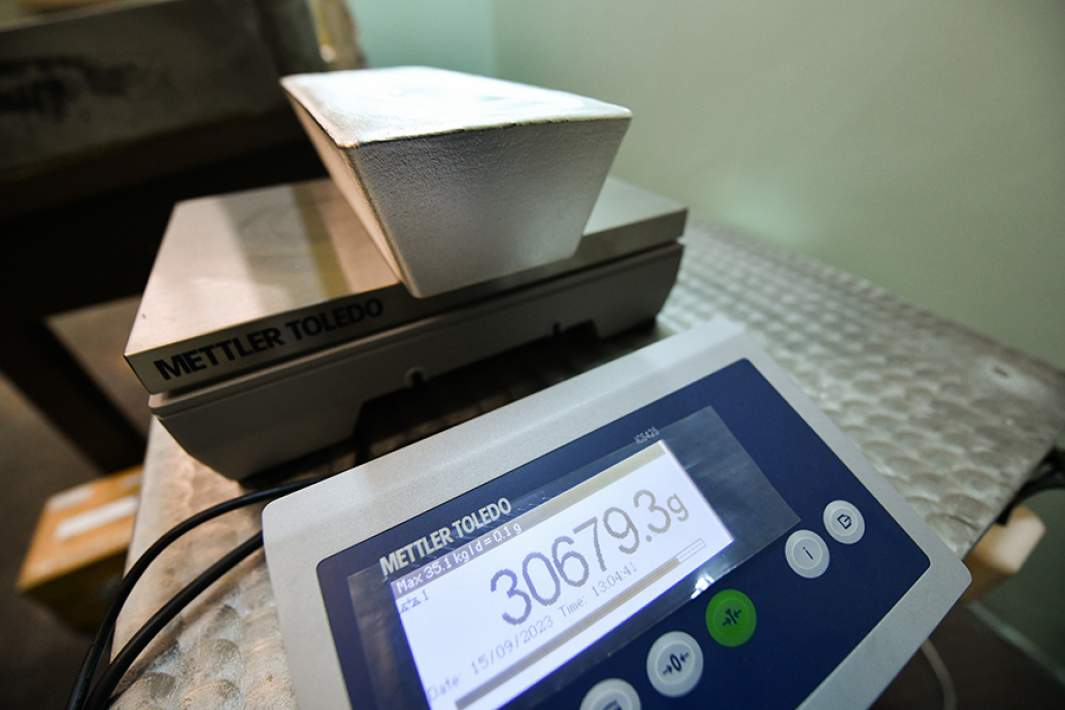 Взвешивание серебряного слитка перед маркировкой