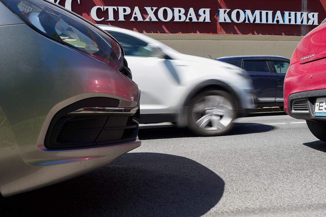 Вывеска «Страховая компания» на одном из домов