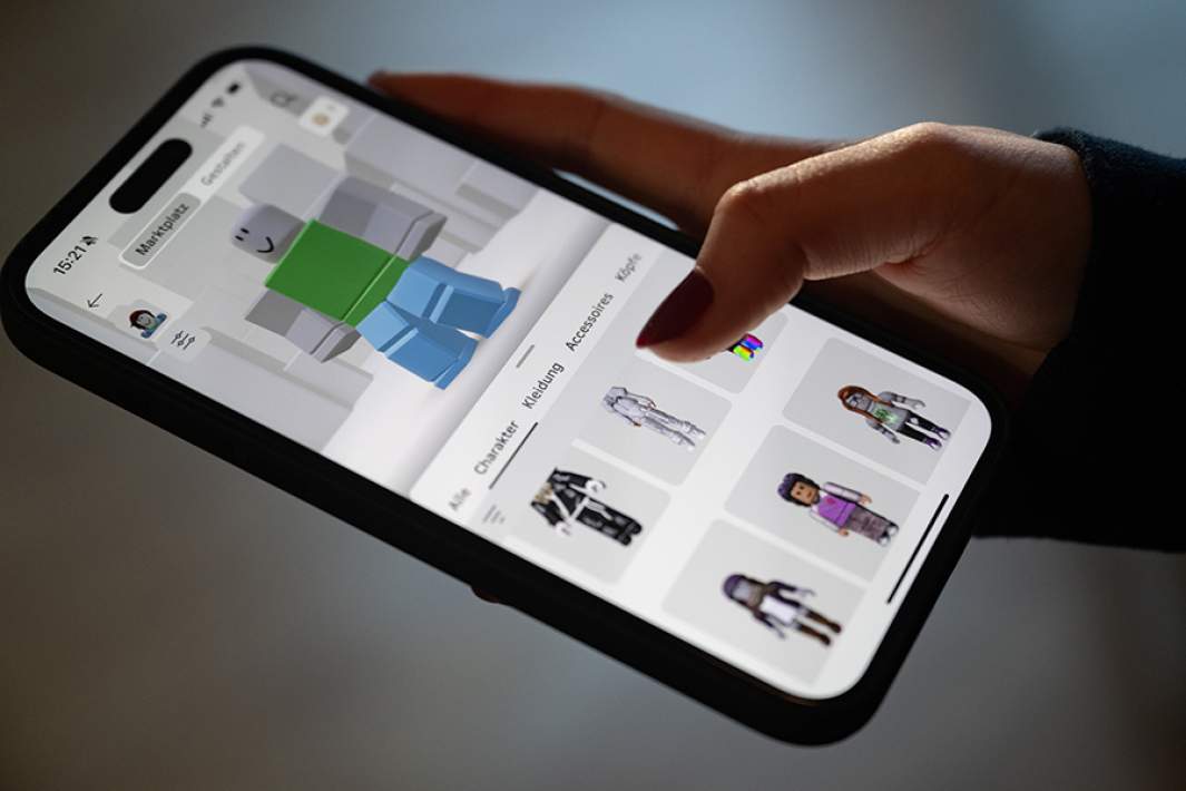 Roblox на экране смартфона