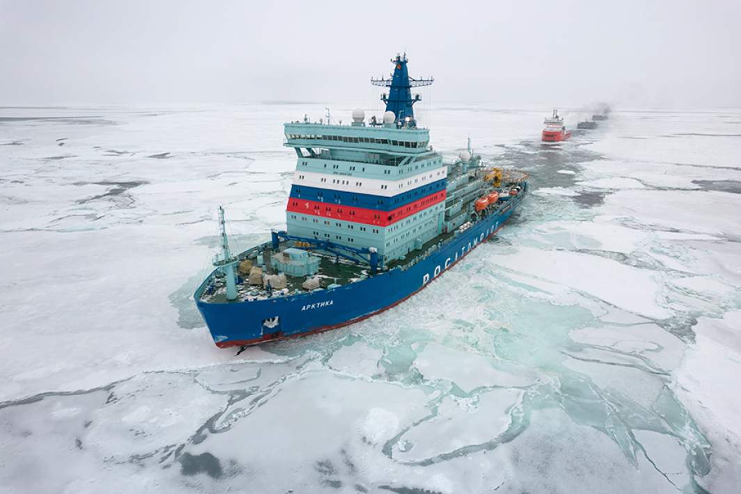 Атомный ледокол «Арктика», осуществляющий ледовую проводку каравана судов в море Лаптевых по Северному морскому пути